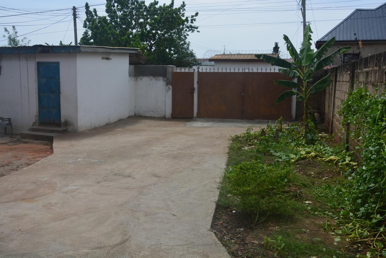 The Accra Backpackers Hostel Екстериор снимка